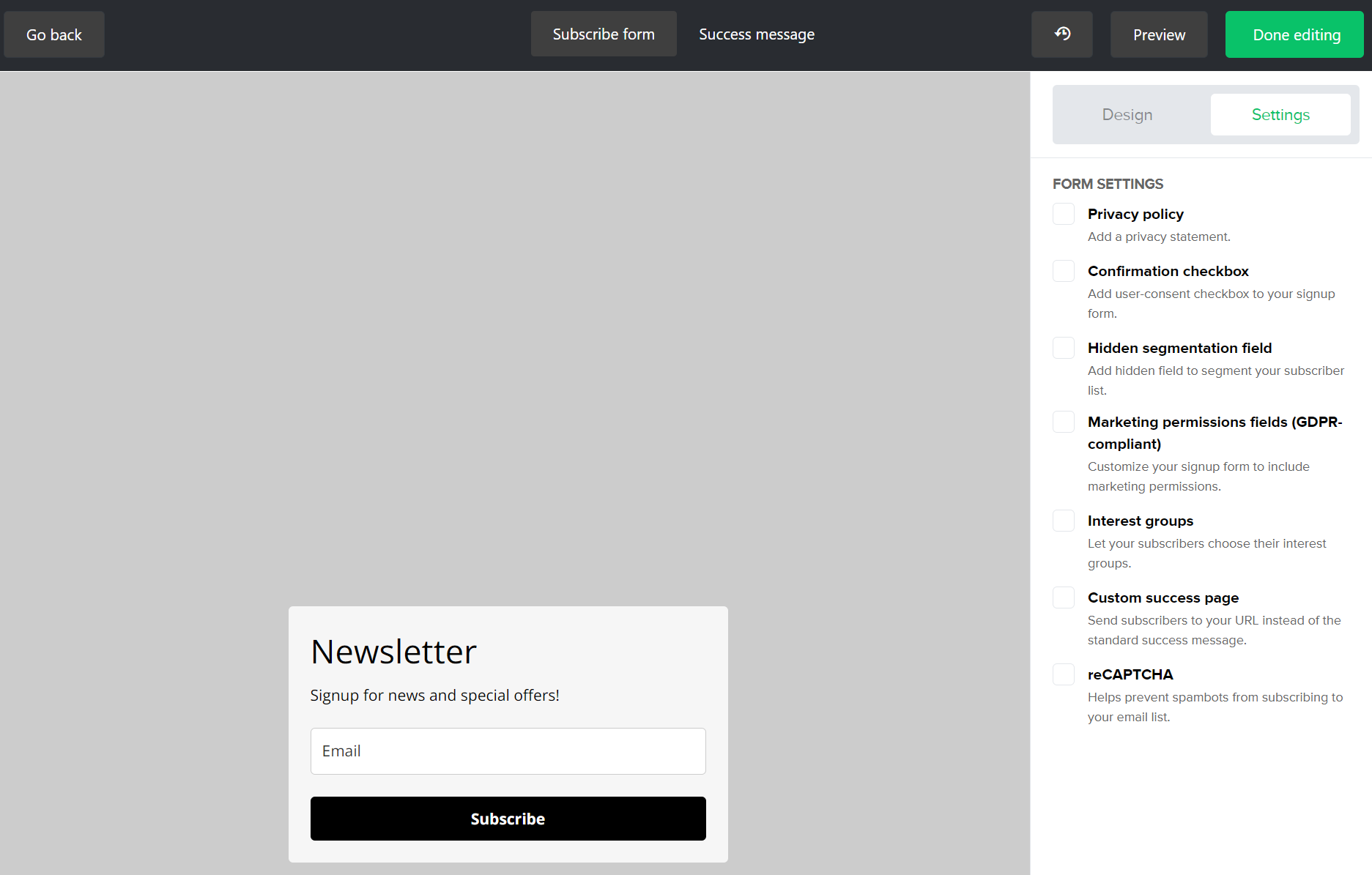 Brevo vs. MailerLite: A newsletter signup form is displayed in the center, with options such as privacy policy, confirmation checkbox, and reCAPTCHA settings listed on the right sidebar. The top menu includes buttons for previewing and editing.