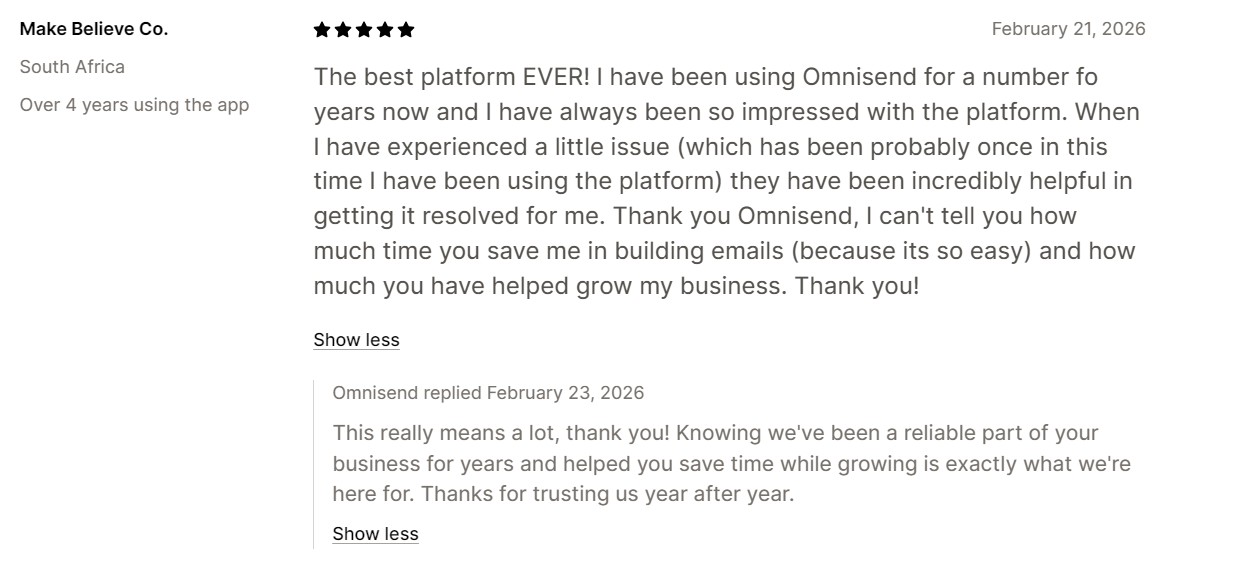 Omnisend vs Klaviyo: A five-star review praises Omnisend’s platform and support, saying it saves time and helps business growth. Omnisend replies, thanking the user for their loyalty and affirming their commitment to service.