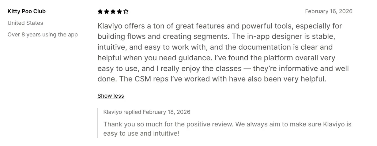 Omnisend vs Klaviyo: A customer review for Klaviyo from Kitty Poo Club, with a 4-star rating, praising the app’s features, stability, and helpful support; includes a reply thanking them for their feedback.