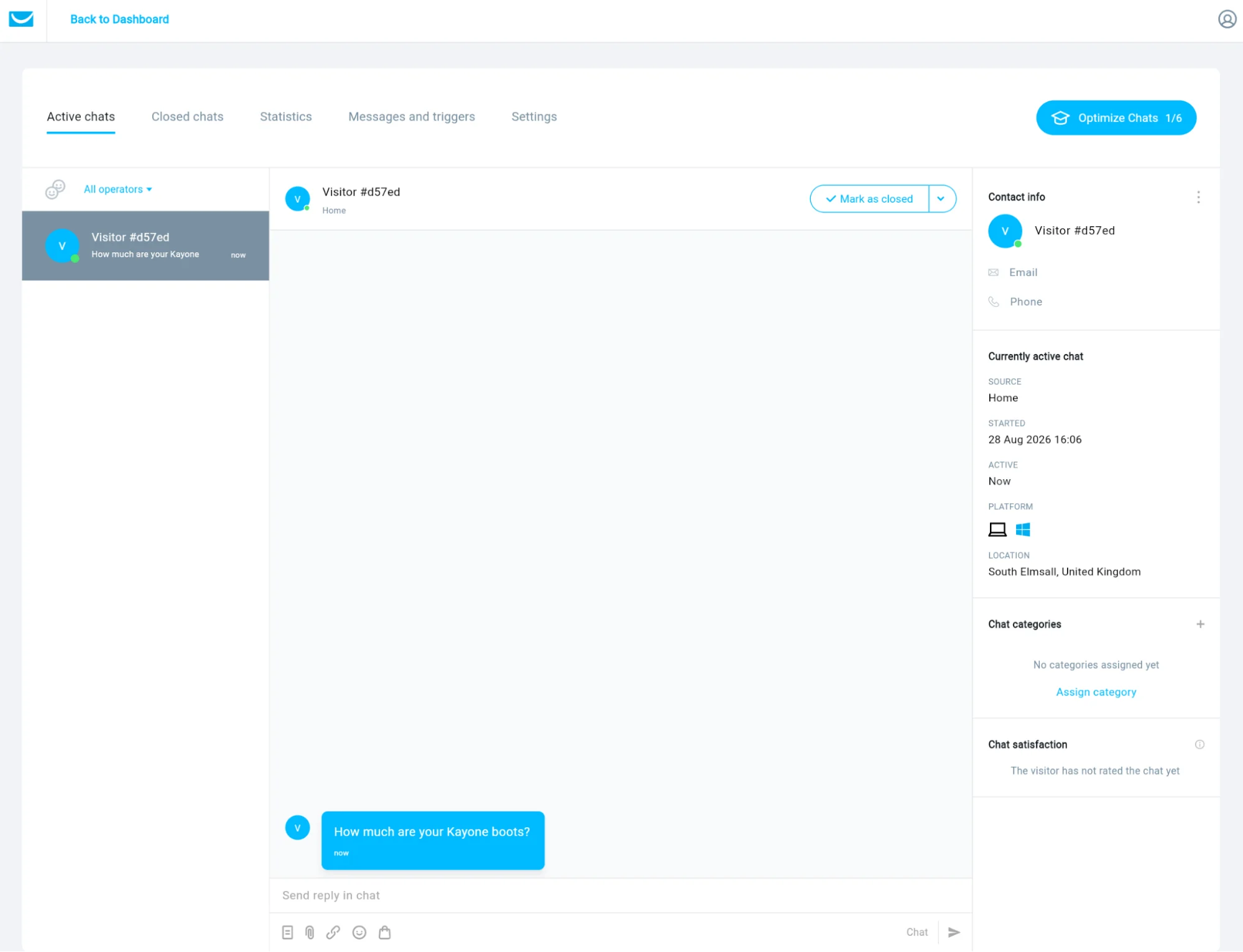 Live chat dashboard showing a user asking a question on the right panel.